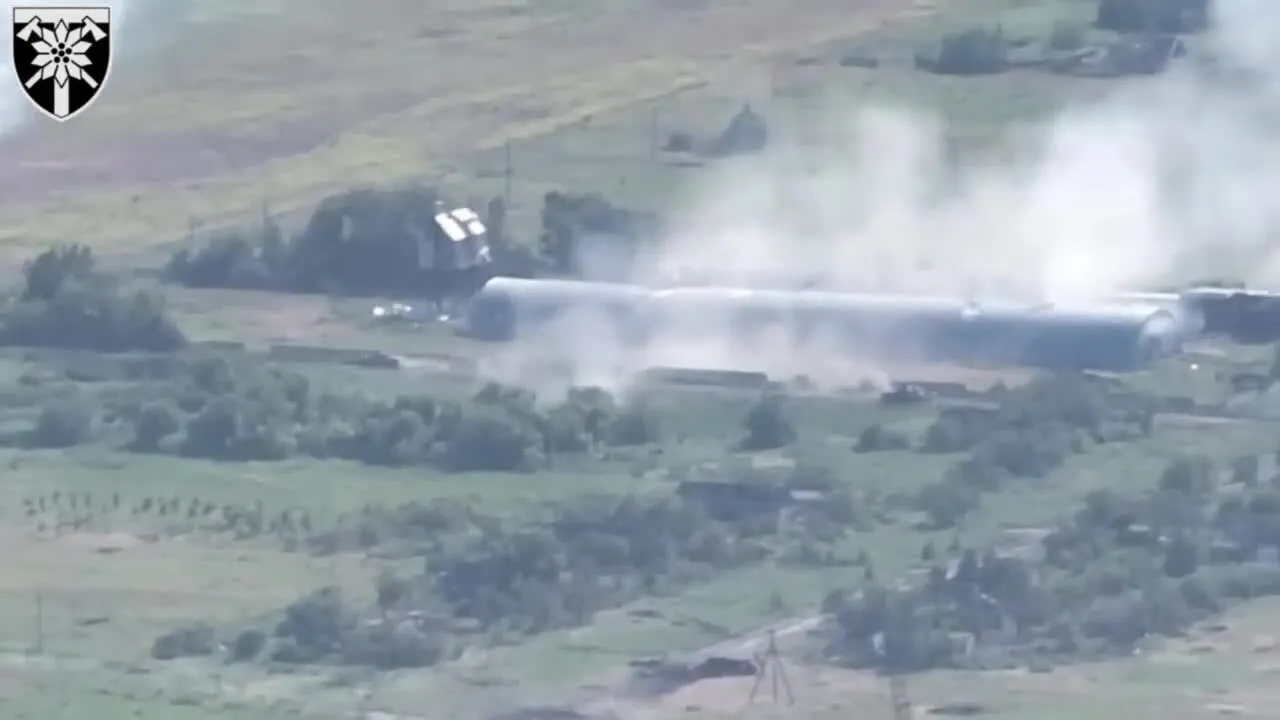Українські воїни знищили ворожий танк пострілом зі "Стугни". Ефектне відео dqxikeidqxiqqeant