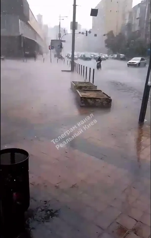 Киев накрыл мощный ливень, местами с градом: улицы подтопило, образовались пробки. Фото и видео