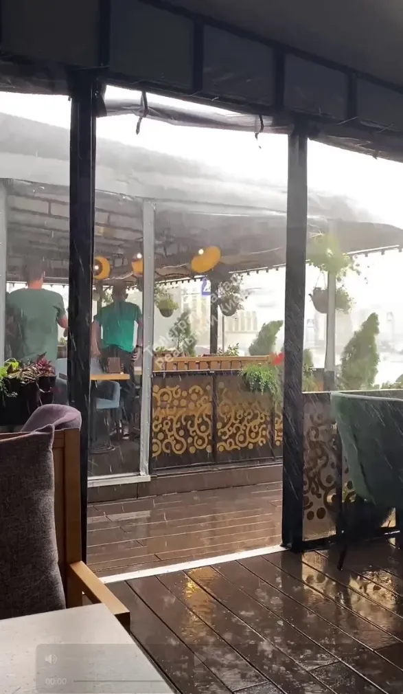 Київ накрила потужна злива, місцями з градом: вулиці підтопило, утворилися затори. Фото і відео