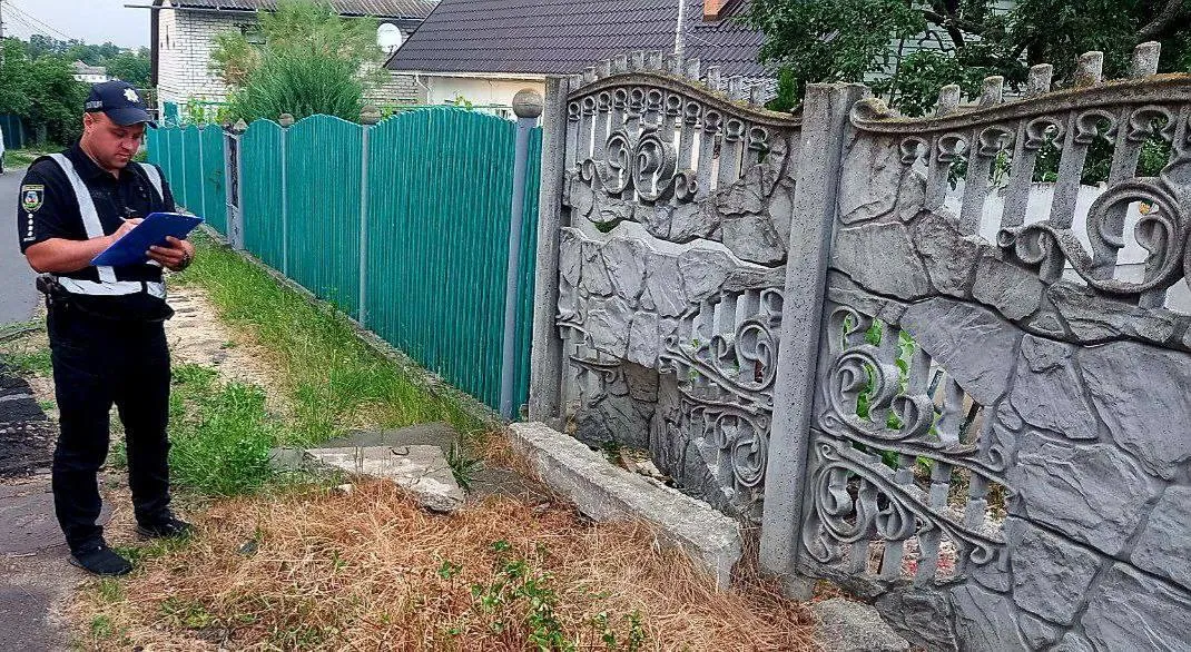 В Киевской области 6-летний именинник на мотоцикле въехал в забор: ребенка госпитализировали. Фото dqxikeidqxiqqeant