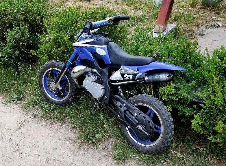 В Киевской области 6-летний именинник на мотоцикле въехал в забор: ребенка госпитализировали. Фото