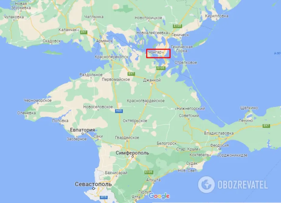 "Снаряд прошив дорожнє покриття наскрізь": з’явилося відео пошкодженого Чонгарського мосту