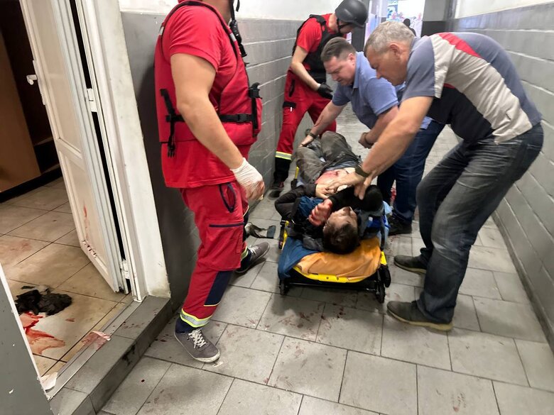 Рашисти прицільно обстріляли транспортне підприємство Херсону, загинули двоє працівників, - ОВА 05 Рашисти прицільно обстріляли транспортне підприємство Херсону, загинули двоє працівників, - ОВА 05