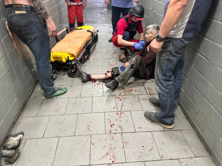 Рашисти прицільно обстріляли транспортне підприємство Херсону, загинули двоє працівників, - ОВА 07 Рашисти прицільно обстріляли транспортне підприємство Херсону, загинули двоє працівників, - ОВА 07