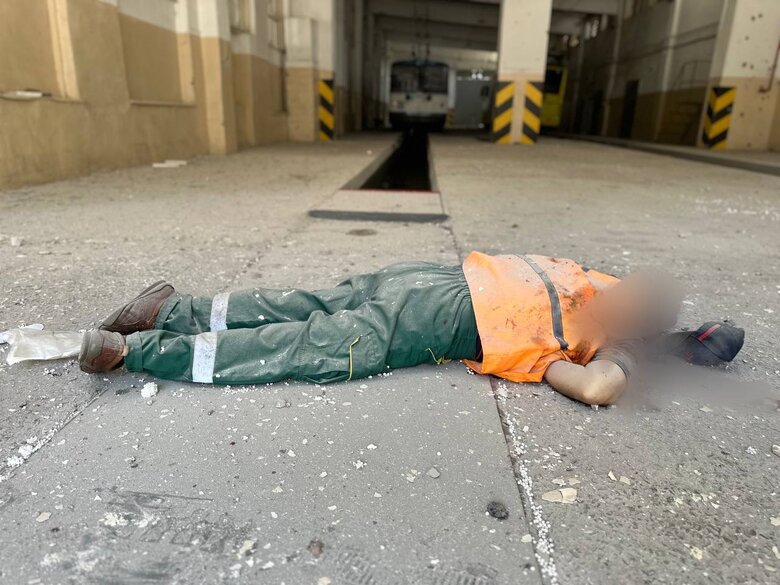 Рашисти прицільно обстріляли транспортне підприємство Херсону, загинули двоє працівників, - ОВА 01 Рашисти прицільно обстріляли транспортне підприємство Херсону, загинули двоє працівників, - ОВА 01 dqxikeidqxiqqeant