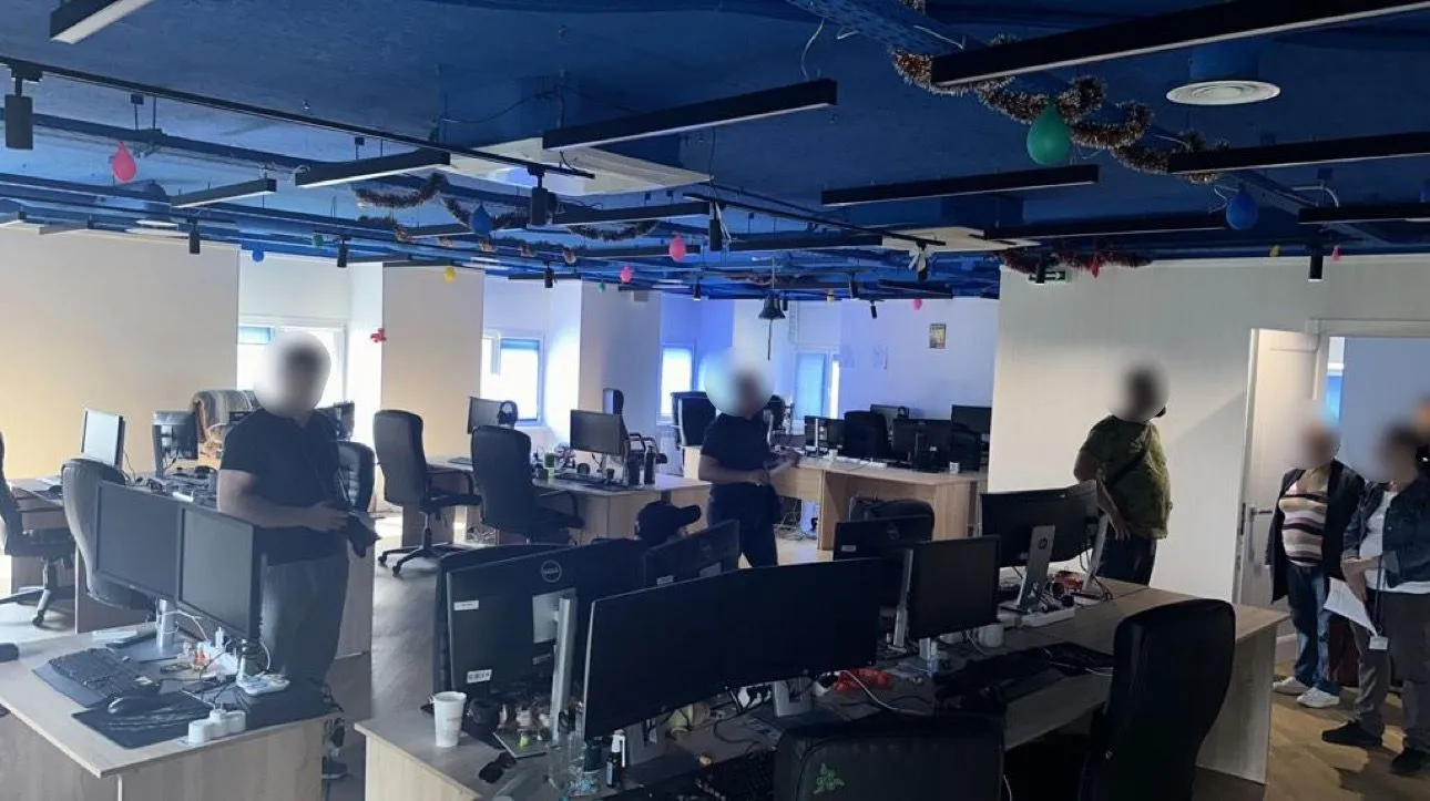 В Україні правоохоронці припинили діяльність чотирьох call-центрів, які виманювали кошти у іноземців: діяли у Києві та Львові