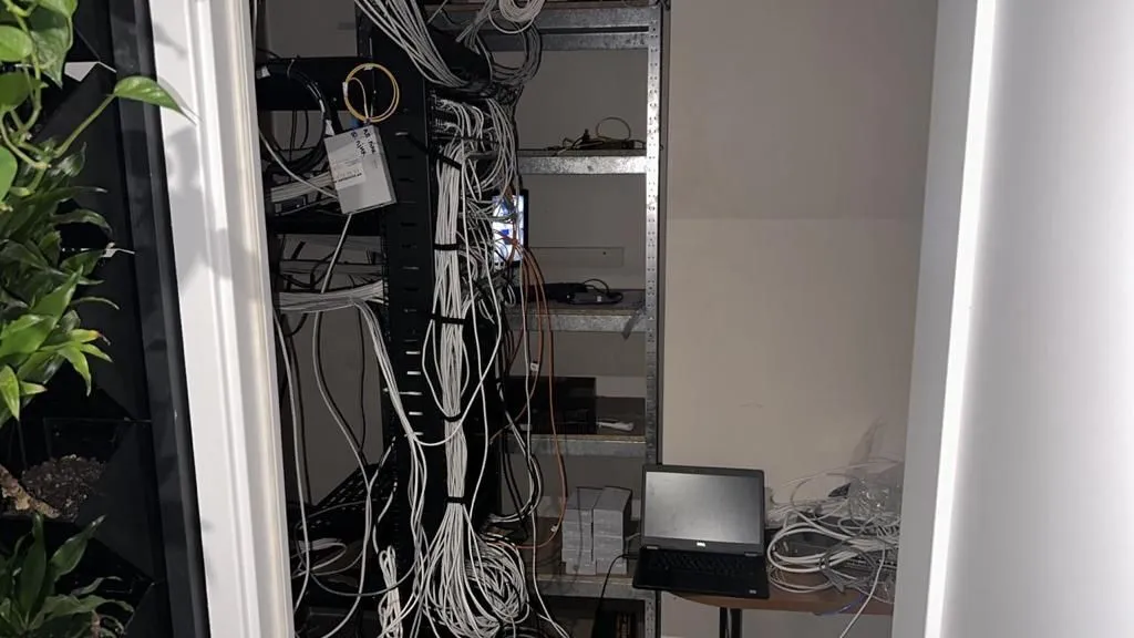 В Україні правоохоронці припинили діяльність чотирьох call-центрів, які виманювали кошти у іноземців: діяли у Києві та Львові dqxikeidqxiqqeant