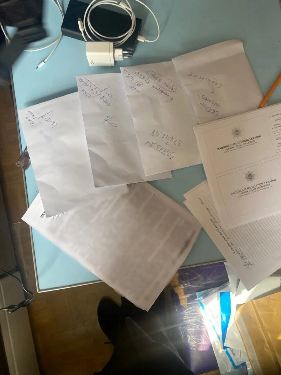 В Україні правоохоронці припинили діяльність чотирьох call-центрів, які виманювали кошти у іноземців: діяли у Києві та Львові