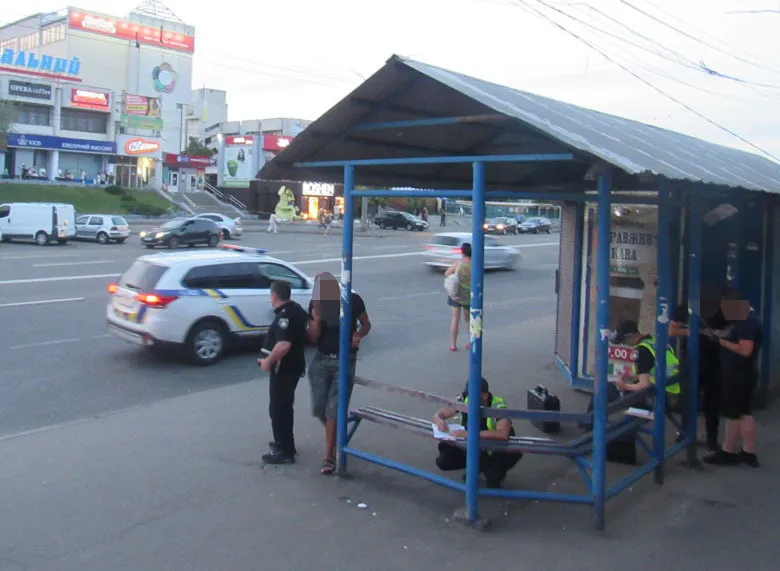 В Киеве мужчина устроил резню после ссоры на остановке и скрылся. Фото dqxikeidqxiqqeant