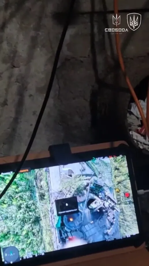 Отработали ювелирно: бойцы Нацгвардии попали прямо в люк российского танка в Донецкой области. Видео dqxikeidqxiqqeant