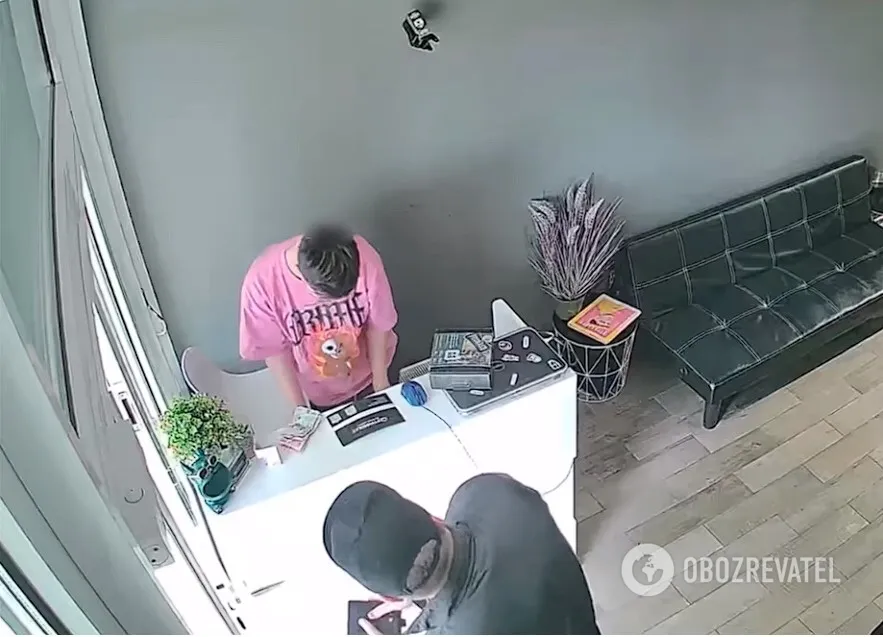 Полицейские Киевщины задержали иностранца-гипнотизера, который покупал товары за фальшивые купюры. Видео dqxikeidqxiqqeant