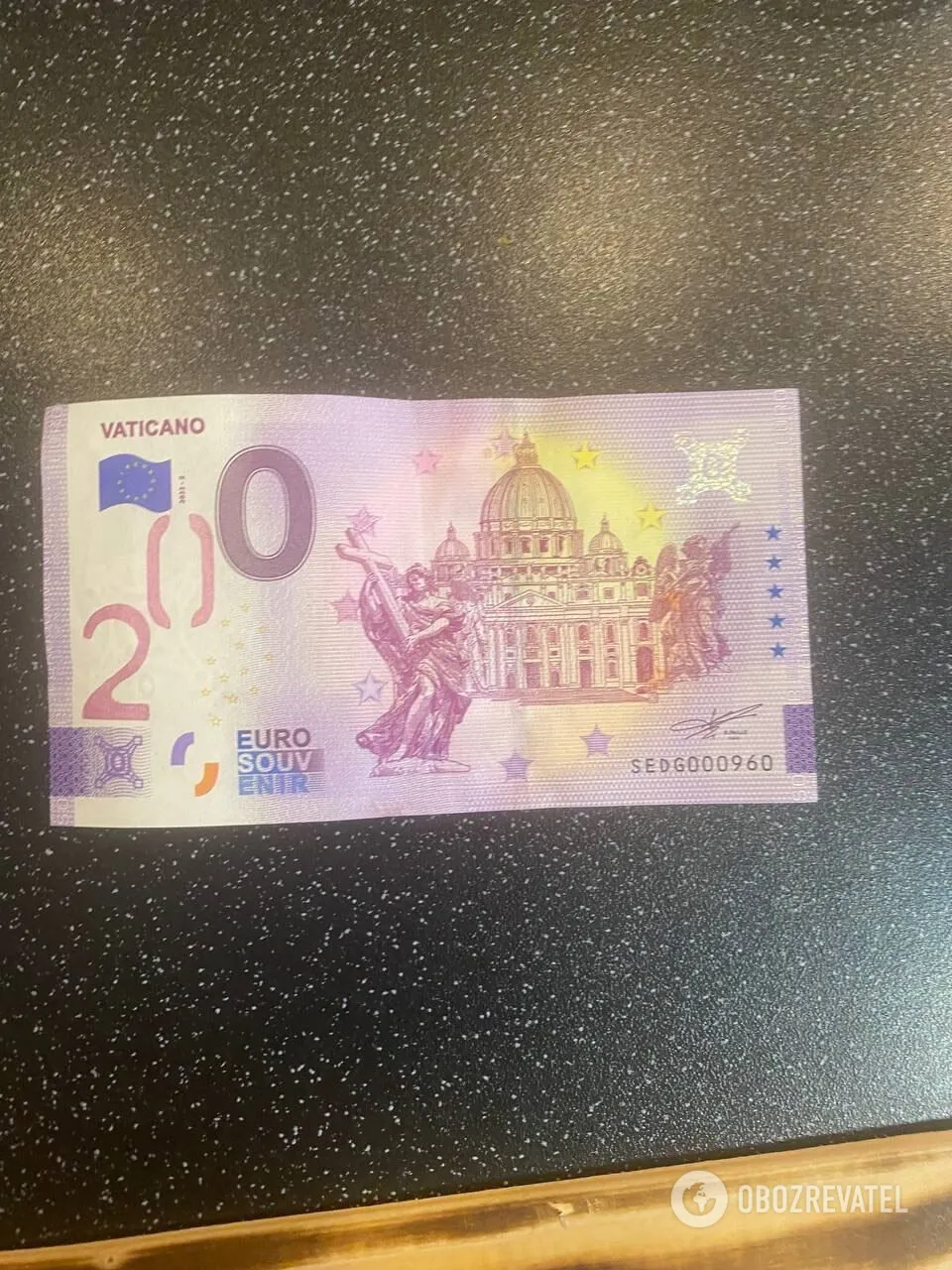 Полицейские Киевщины задержали иностранца-гипнотизера, который покупал товары за фальшивые купюры. Видео