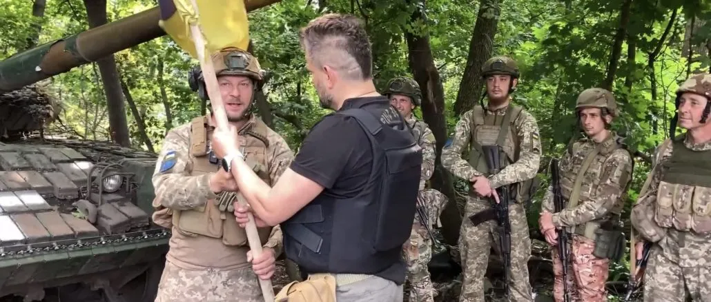 У Вільнюсі під час саміту НАТО піднімуть фронтовий прапор України, який принесуть 33 марафонці dqxikeidqxitkant