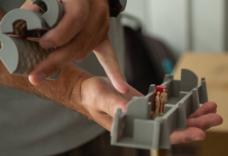 Первое мобильное укрытие из бетона установили в Киеве 01 dqxikeidqxiqqeant