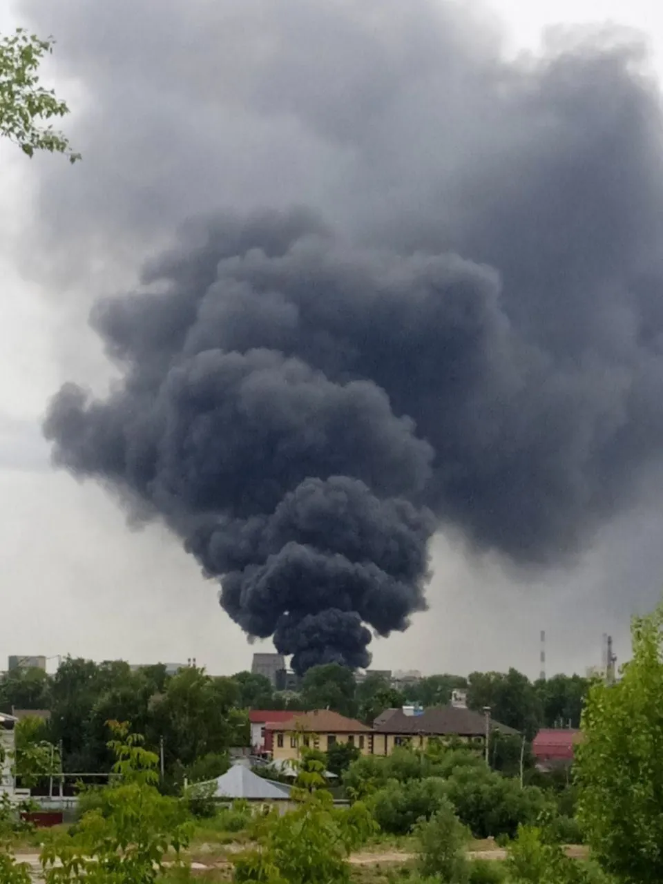 Клубы черного дыма видны с разных концов города: в Нижнем Новгороде вспыхнул мощный пожар на заводе. Фото и видео
