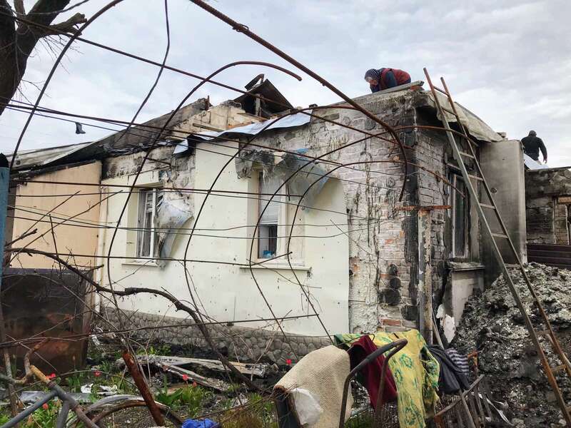 Будинок ще не спалений був, а потрощений. Якраз в той день, коли ми евакуювалися, то це все згоріло.