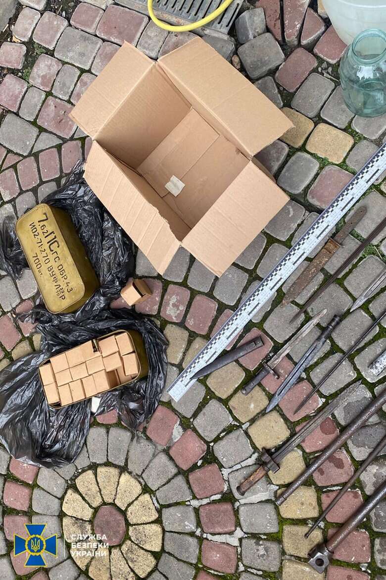 У лісника на Львівщині виявили схрон зі зброєю та боєприпасами, - СБУ 05