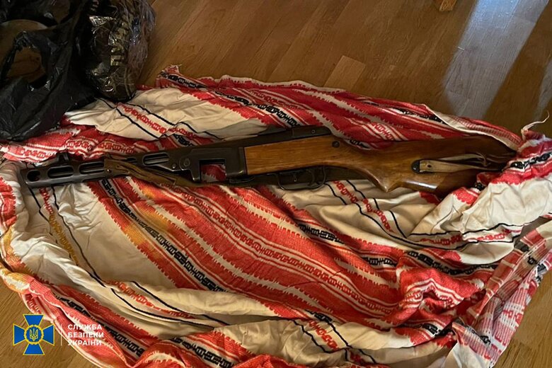 У лісника на Львівщині виявили схрон зі зброєю та боєприпасами, - СБУ 06