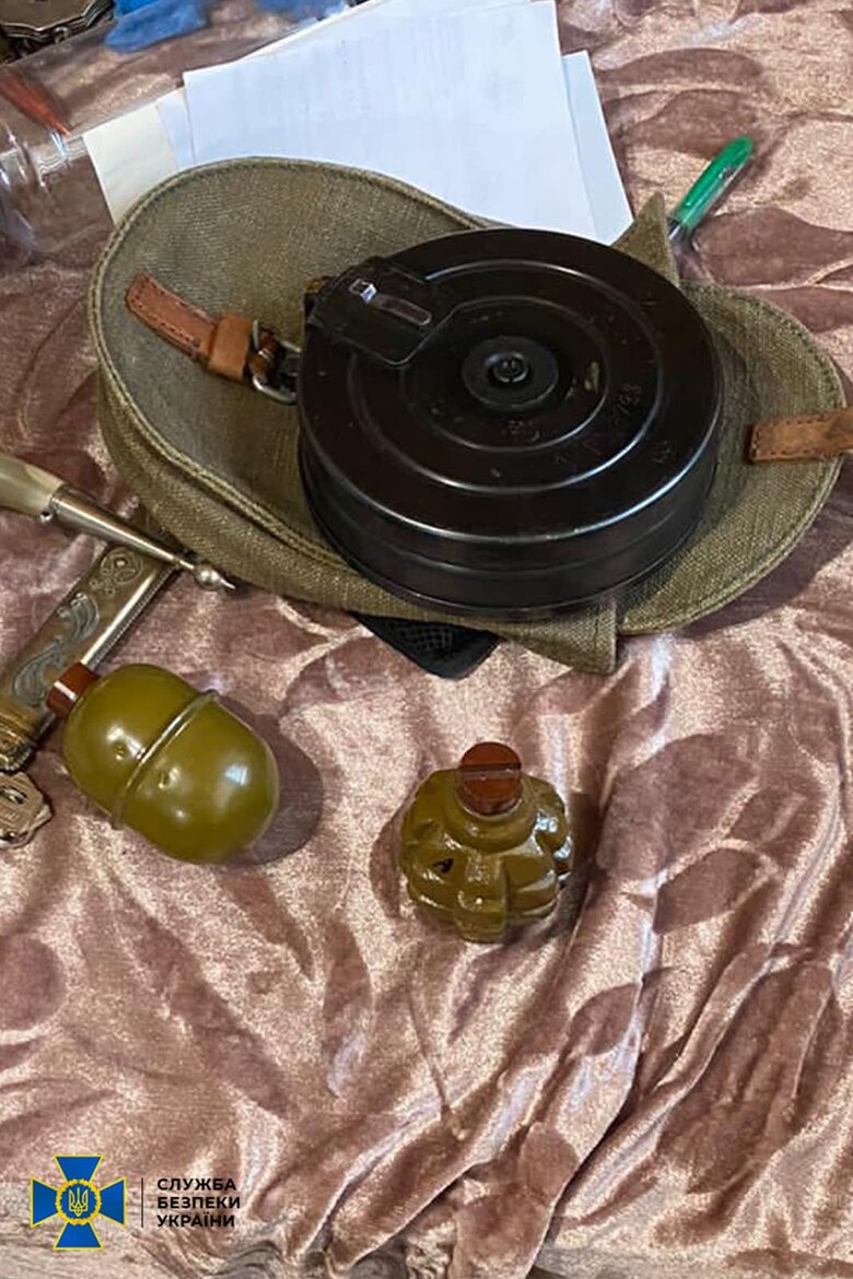 У лісника на Львівщині виявили схрон зі зброєю та боєприпасами, - СБУ 02 dqxikeidqxitkant