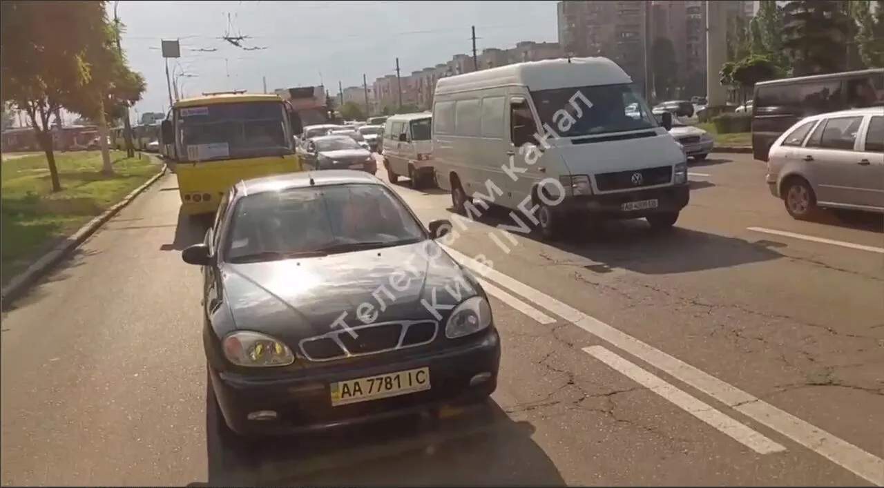 У Києві зранку виникло кілька великих заторів: де ускладнено рух авто. Фото та відео