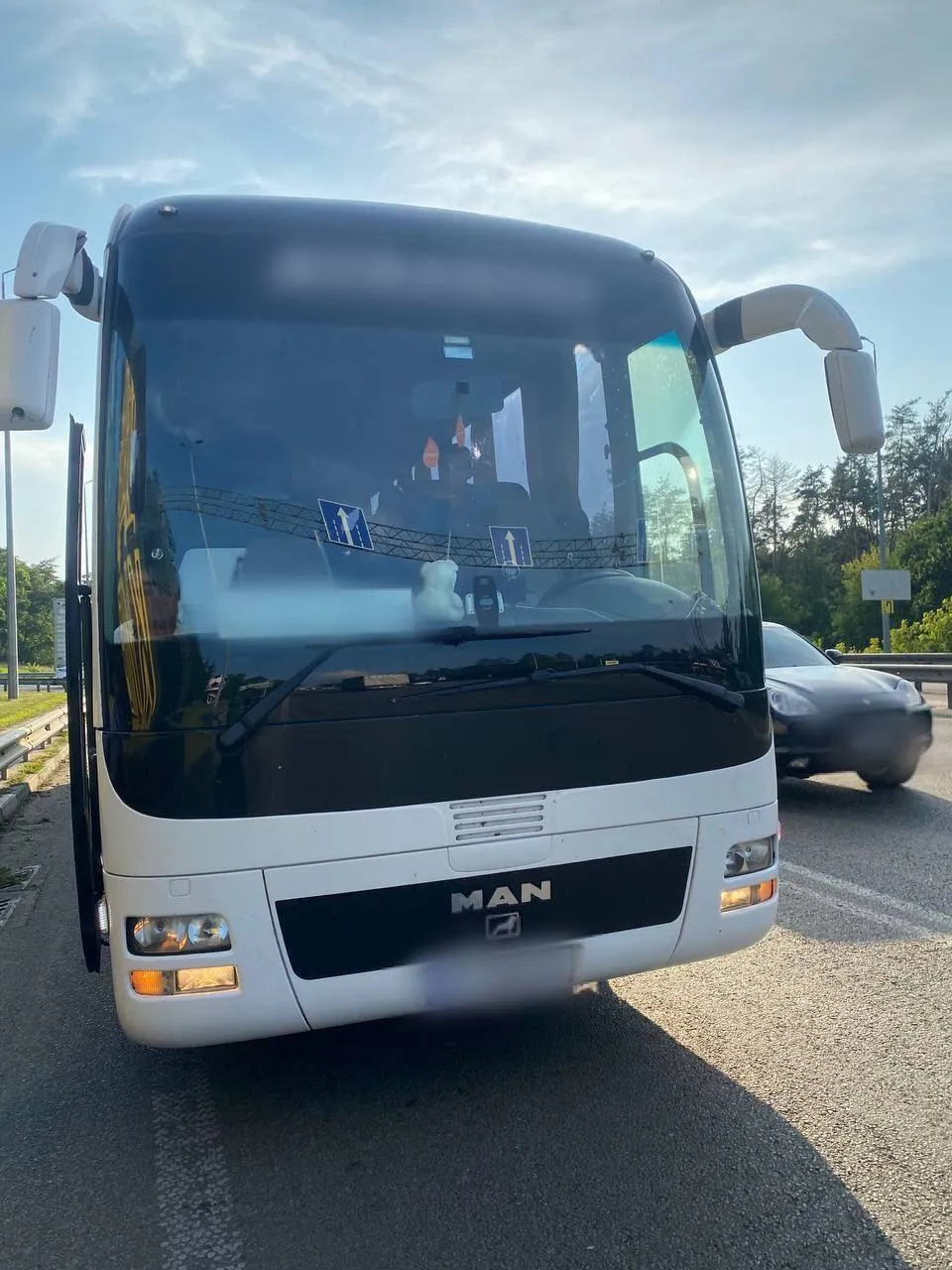 В Киевской области легковушка протаранила автобус: водитель последнего скрылся, пострадали дети. Фото