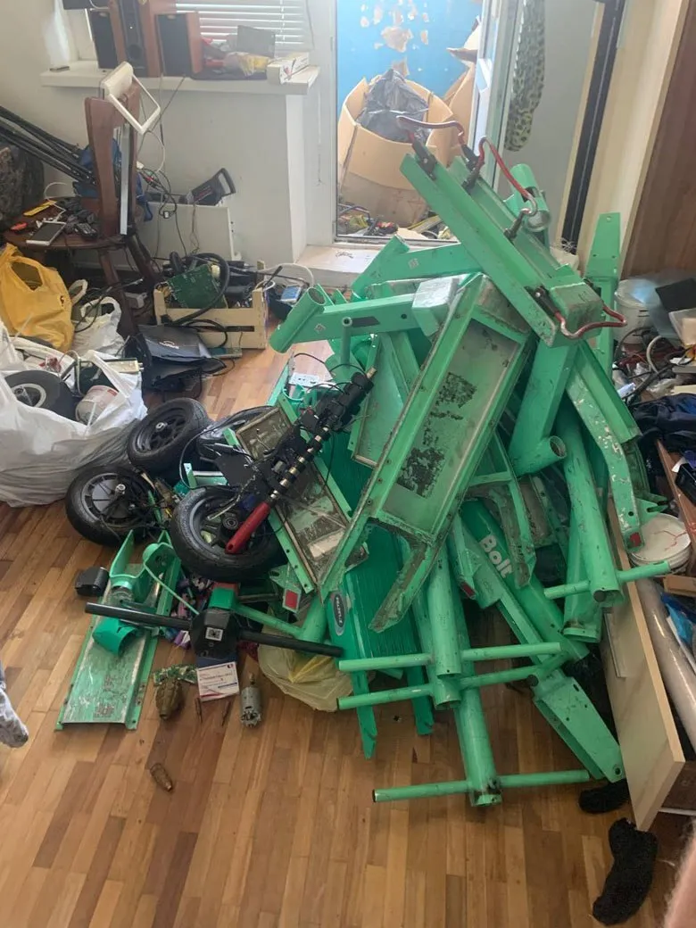 В Киеве с поличным задержали еще одного серийного вора прокатных электросамокатов. Фото dqxikeidqxitkant