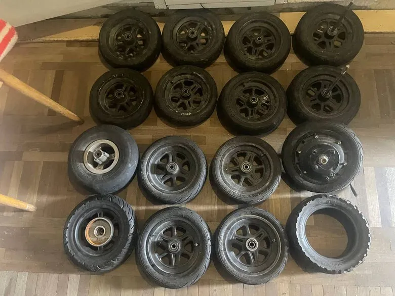 У Києві на гарячому затримали ще одного серійного крадія прокатних електросамокатів. Фото