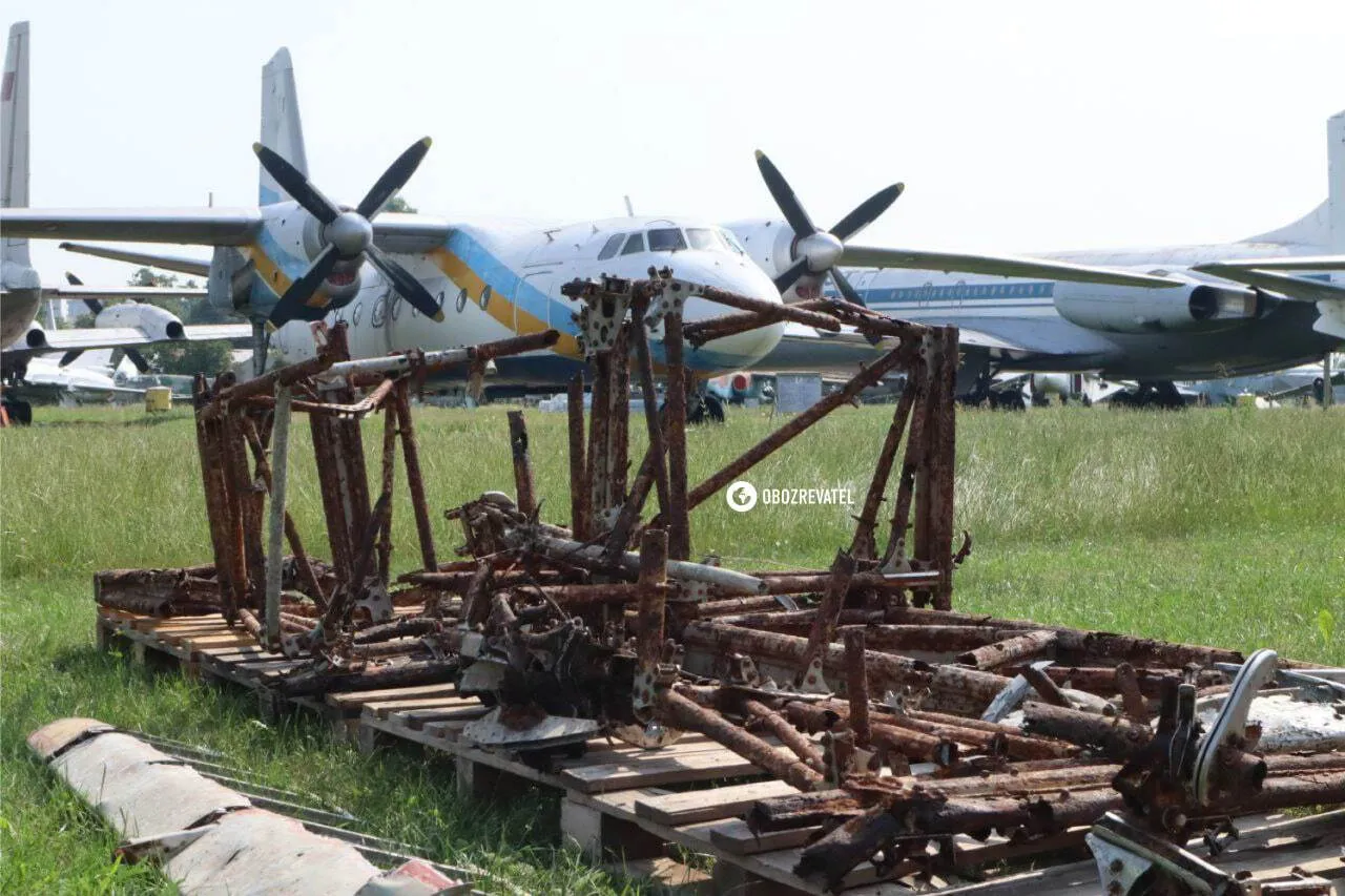 В Киеве показали найденные обломки британских истребителей