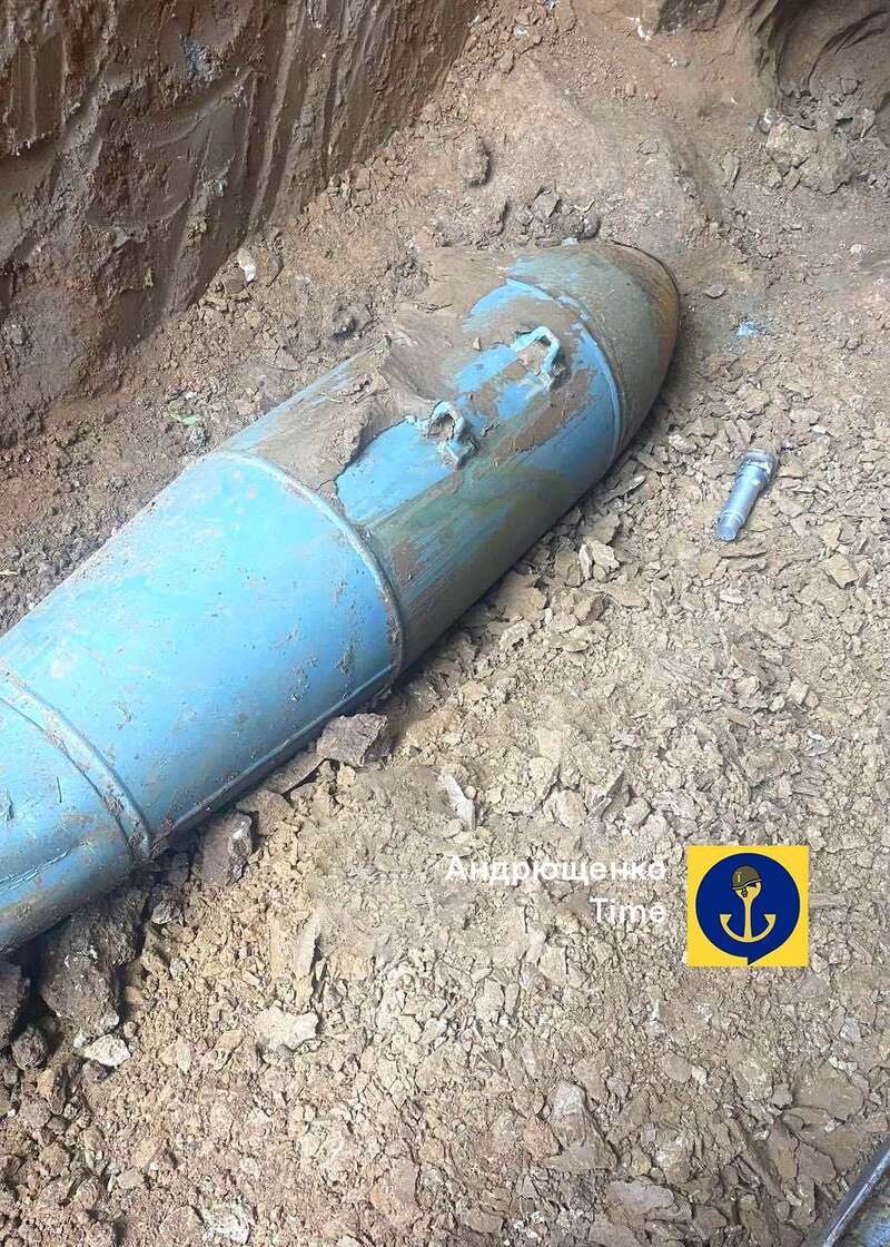 Наслідки російських бомбардувань: посеред житлового кварталу в Маріуполі знайшли нерозірвану авіабомбу ФАБ-500. Фото dqxikeidqxitkant