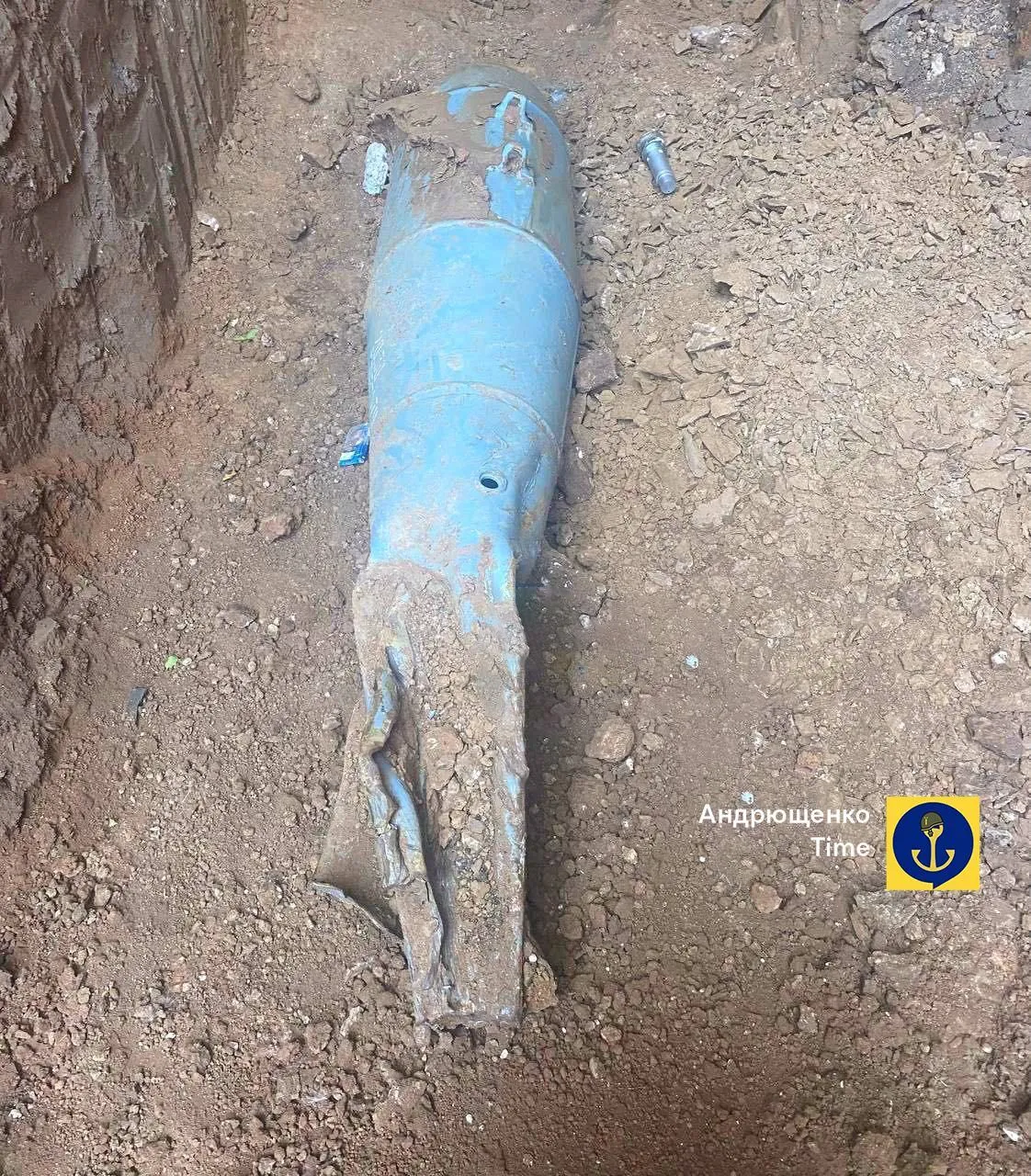 Наслідки російських бомбардувань: посеред житлового кварталу в Маріуполі знайшли нерозірвану авіабомбу ФАБ-500. Фото