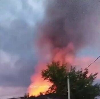 У Шебекіно поскаржилися на прильоти: горить центральний ринок і овочева база. Фото і відео