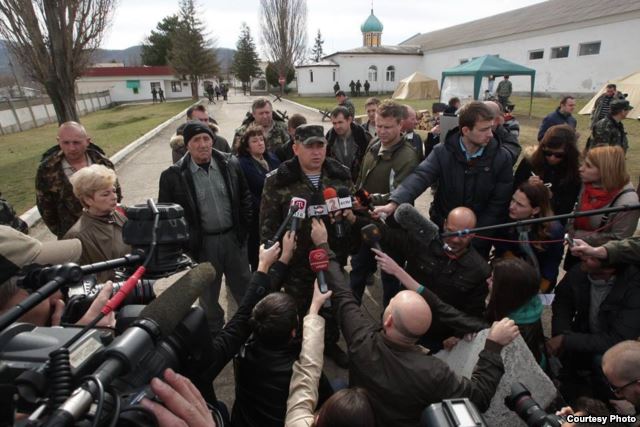 Комбриг Стороженко «заливает» журналистам (март 2014) dqxikeidqxitkant