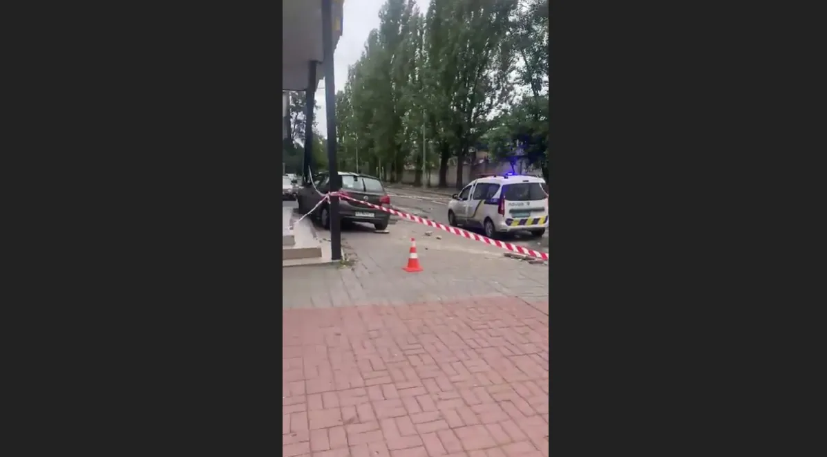 ДТП у Києві: на Васильківській автомобіль влетів у опору магазину. Відео dqxikeidqxiqqeant
