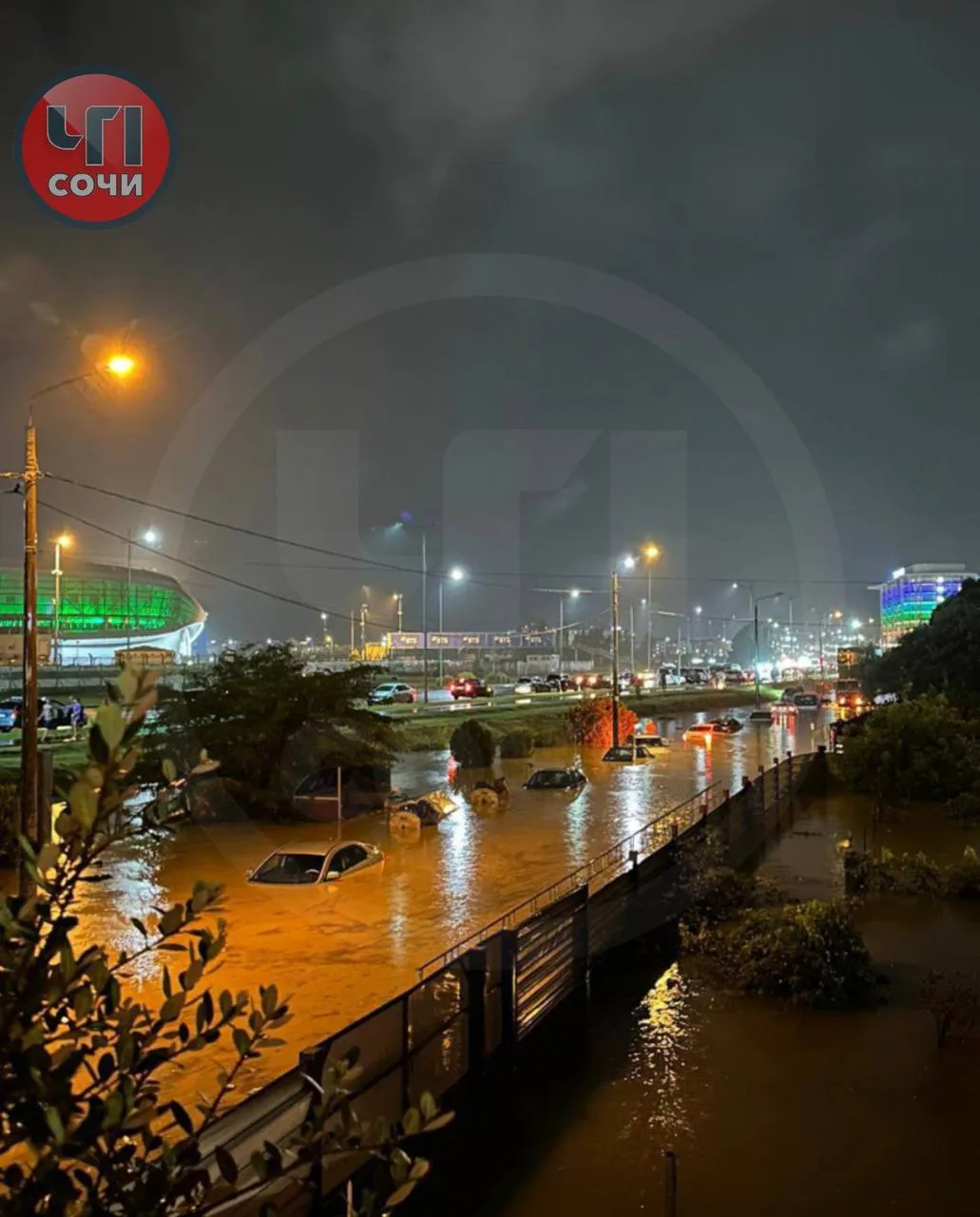 У Сочі в РФ ввімкнули сирени: місто пішло під воду. Відео dqxikeidqxiqqeant