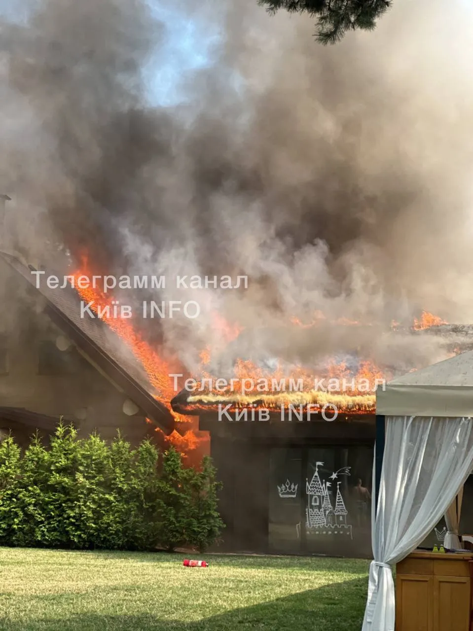 Під Києвом сталася пожежа в елітному комплексі відпочинку. Відео