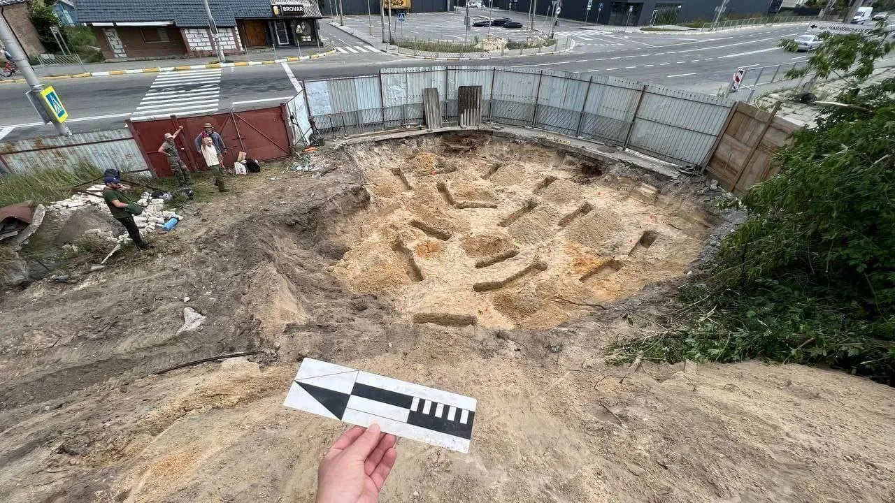 Під Києвом після демонтажу пам’ятника радянському солдату виявили братське поховання. Фото dqxikeidqxiqqeant