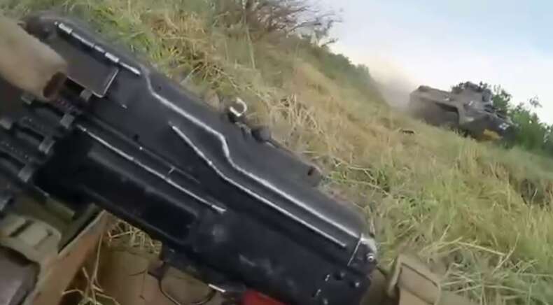 Военнослужащие Нацгвардии штурмовали позицию врага в Запорожье, приблизившись почти вплотную. Видео