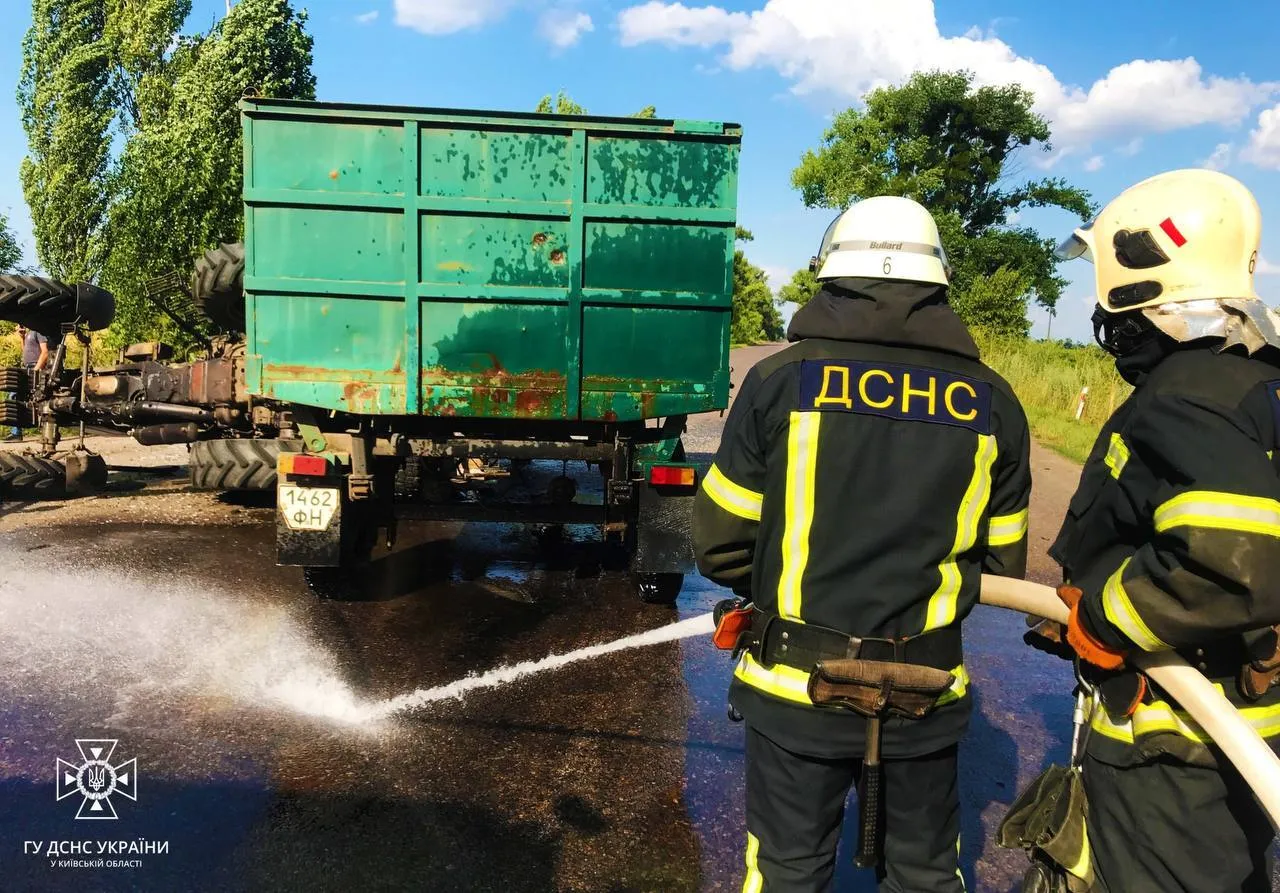 На Київщині внаслідок зіткнення із мікроавтобусом перекинувся трактор: є постраждалий. Фото dqxikeidqxitkant