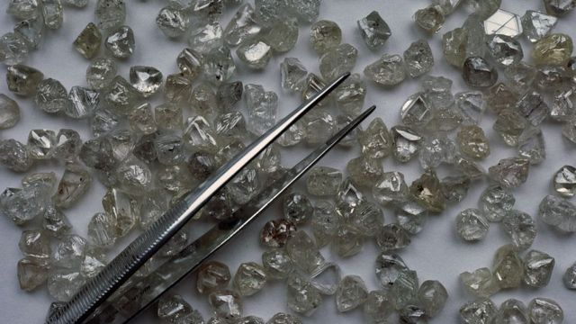 необроблені алмази