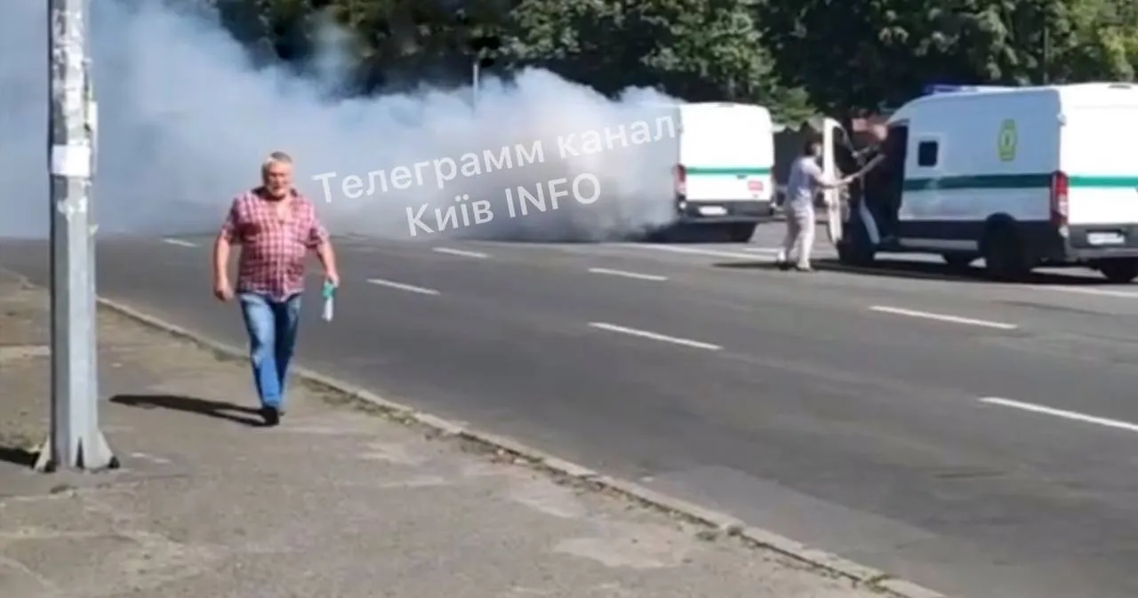 В Киеве на Оболони во время движения загорелся автомобиль инкассаторов. Фото и видео dqxikeidqxiqqeant