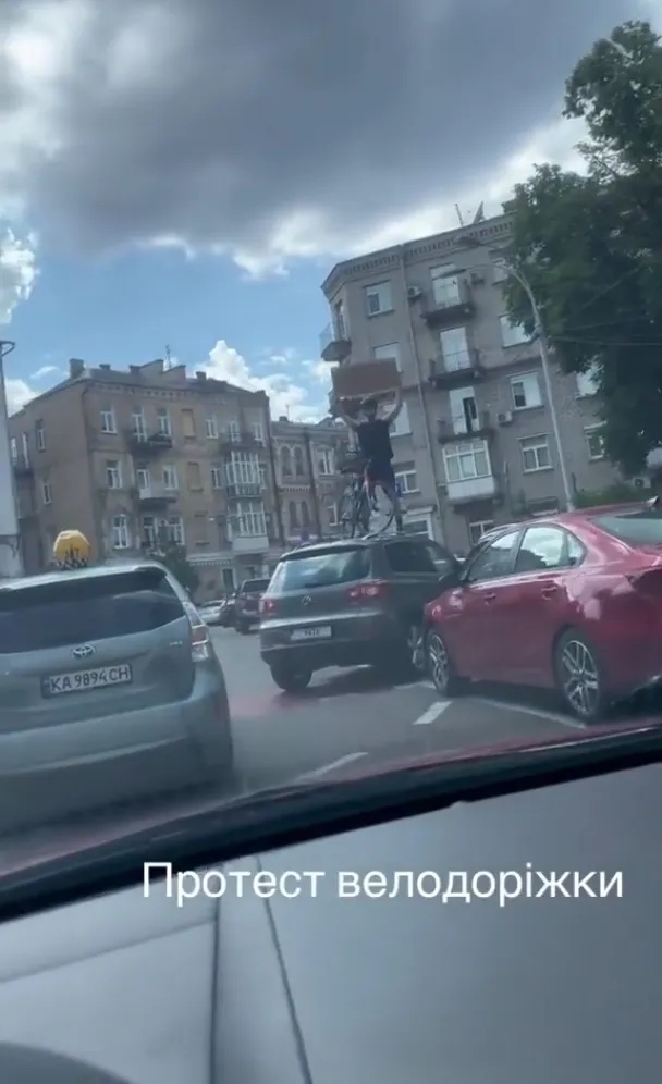 У Києві чоловік влаштував оригінальний пікет проти паркування на смузі для велосипедистів. Відео