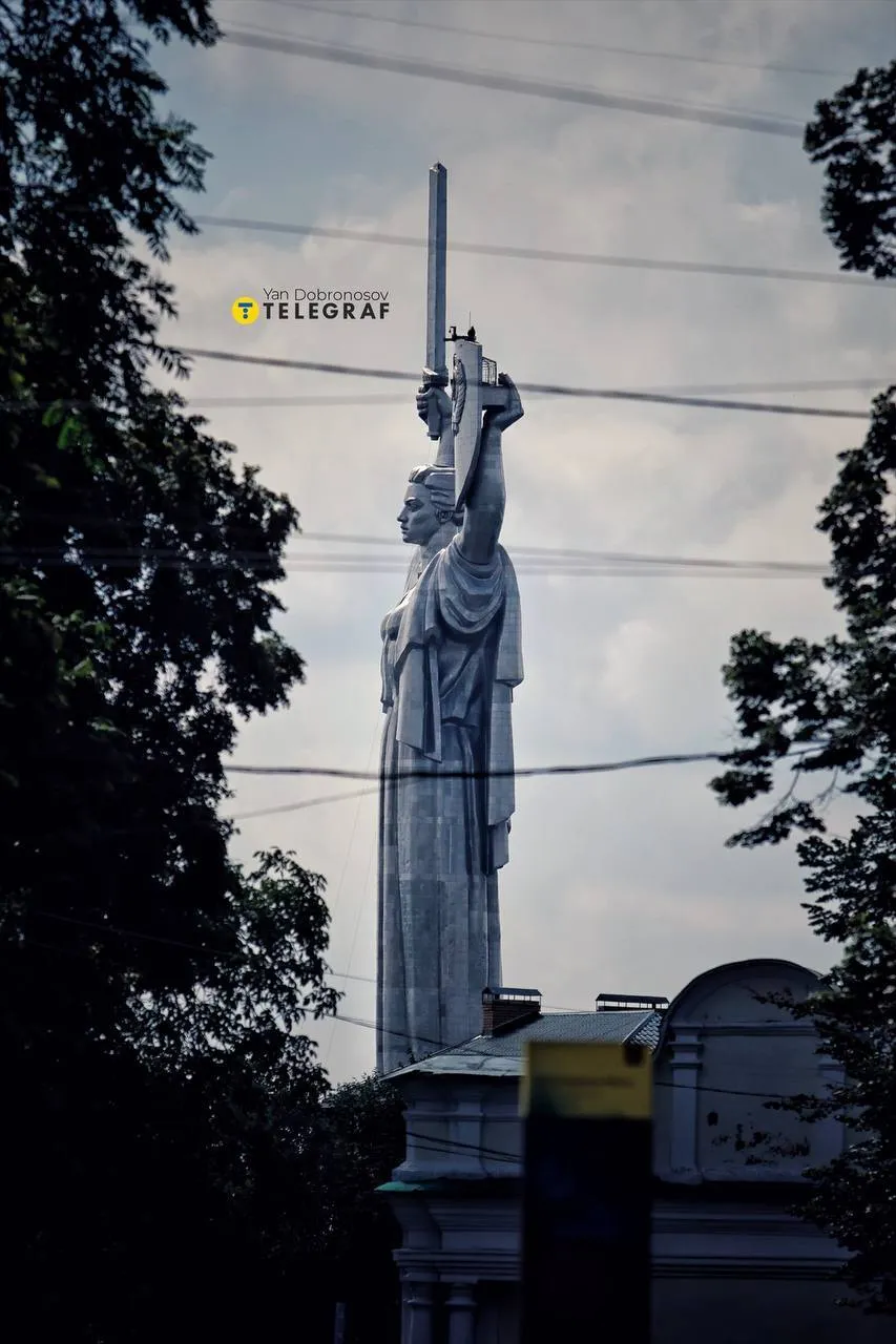 У Києві на щиті монументу
