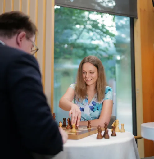 Українська чемпіонка світу знялася у рекламі турніру FIDE з російським президентом на чолі