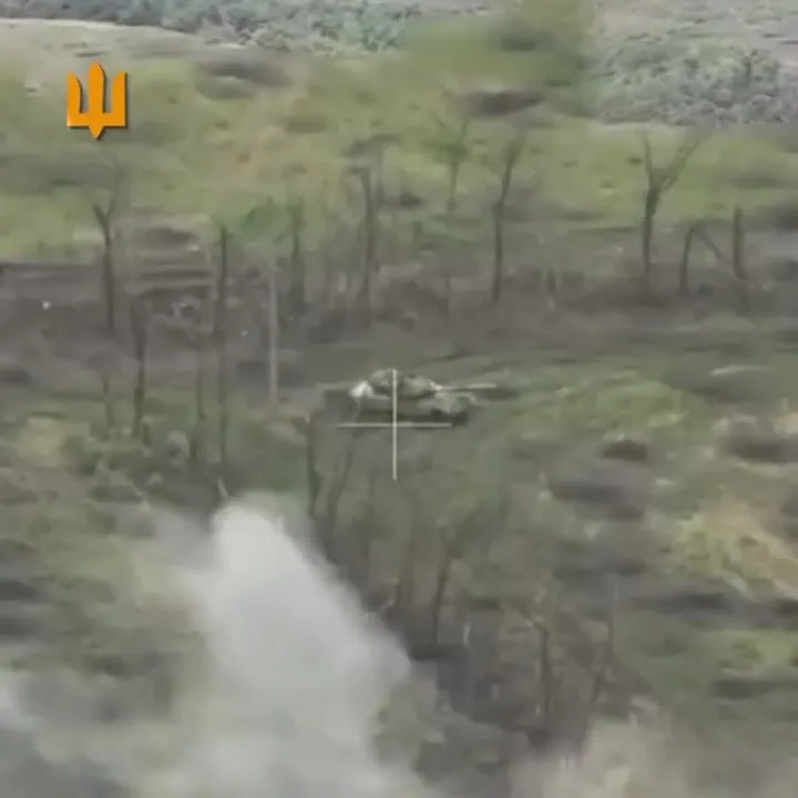 Ювелирная работа: Залужный показал, как артиллеристы ВСУ уничтожили российский танк Т-80. Видео