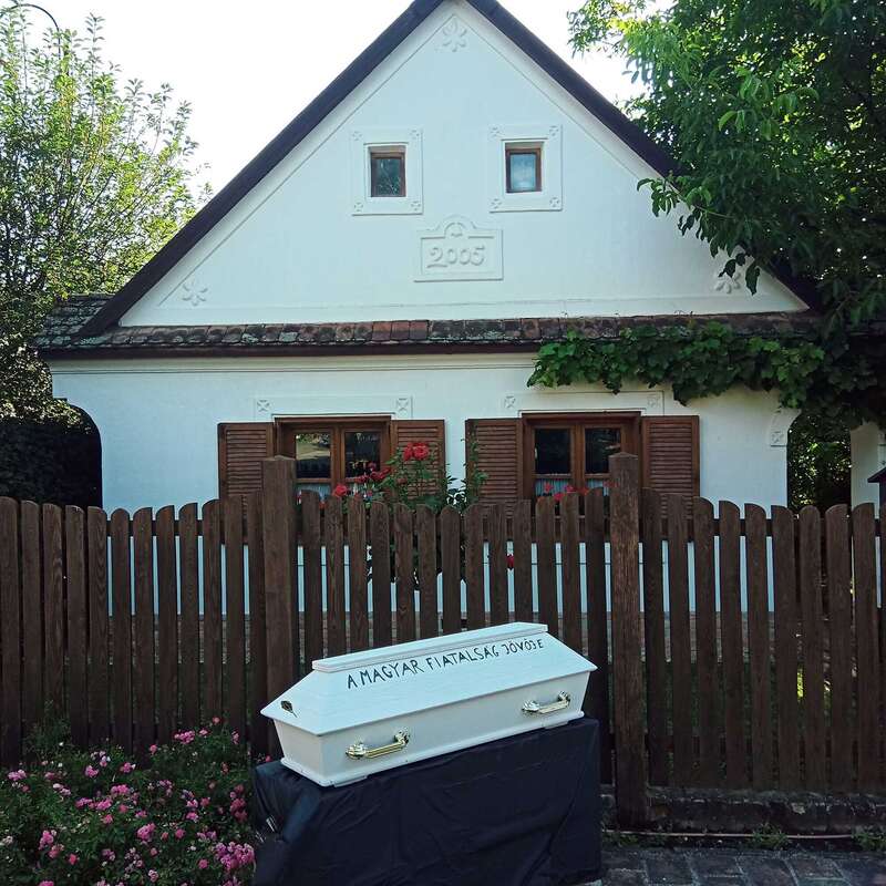 До будинку Орбана принесли дитячу труну з написом dqxikeidqxiqqeant