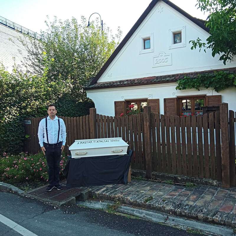 До будинку Орбана принесли дитячу труну з написом