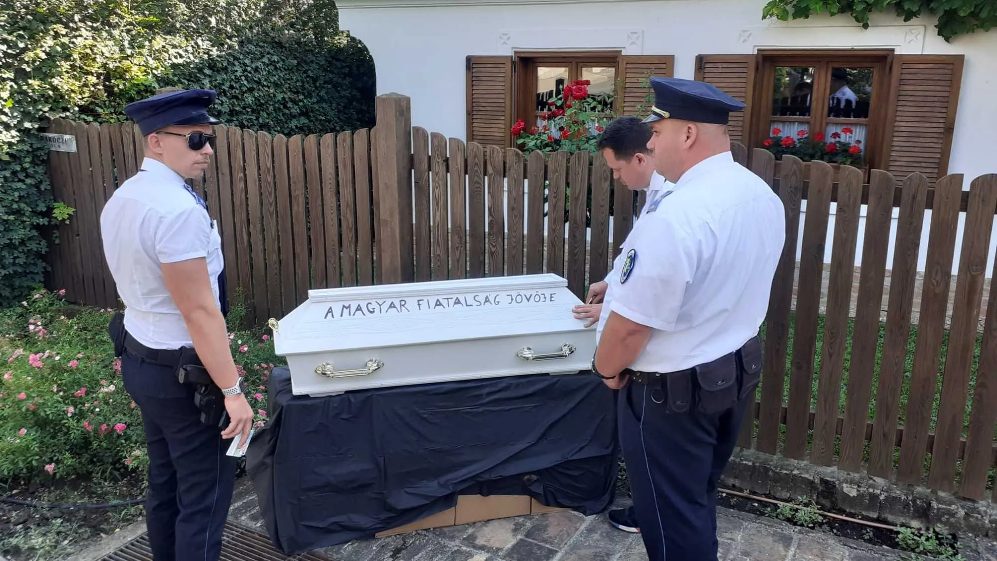 До будинку Орбана принесли дитячу труну з написом