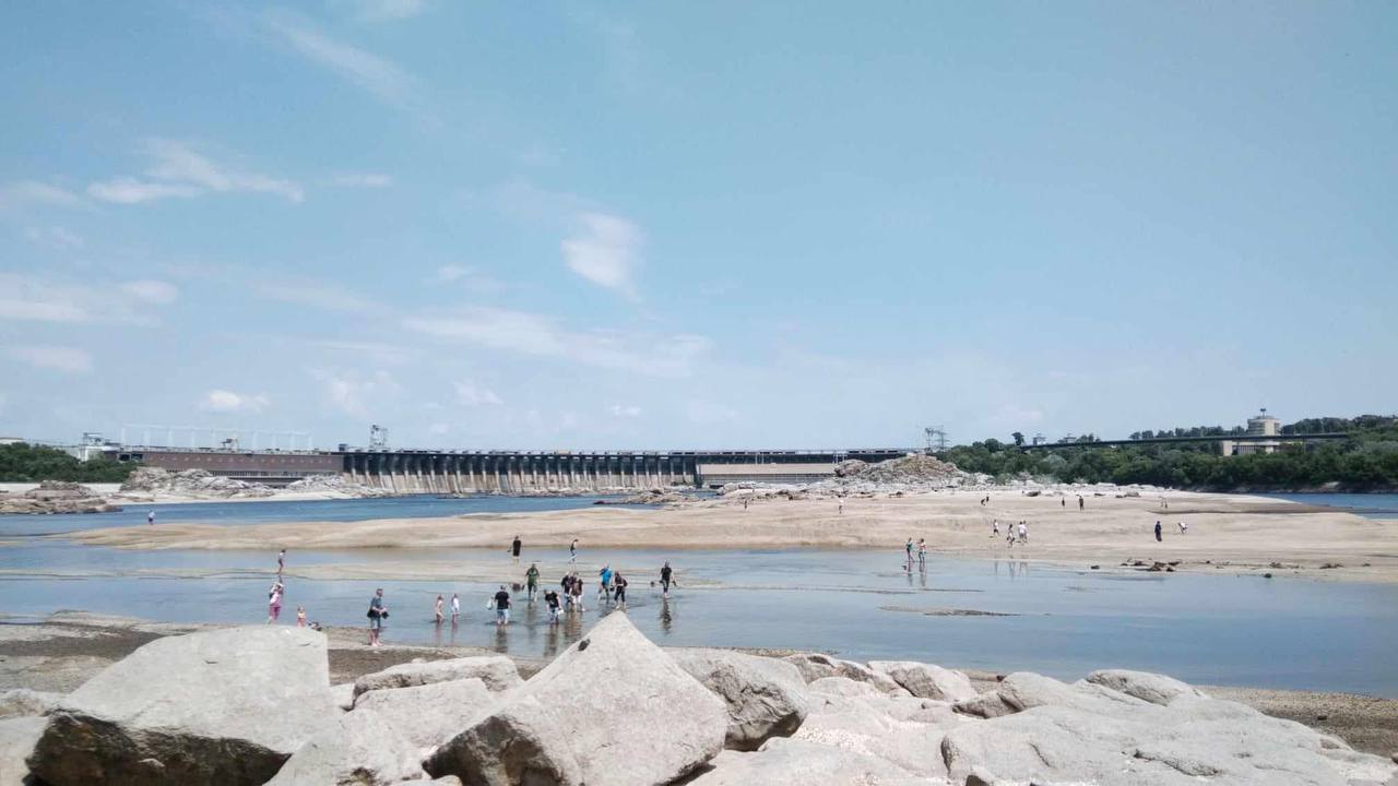 Люди переходять воду вбрід