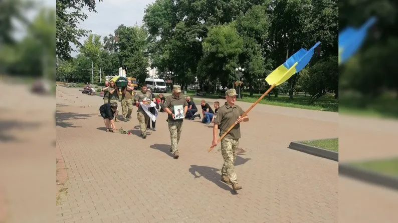 Йому назавжди буде 27: у Чернігові попрощалися з воїном, який загинув у боях за Україну. Фото