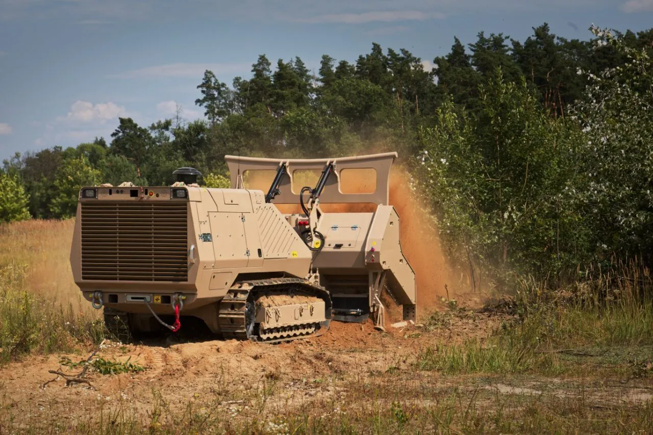 Піротехніки ДСНС розмінують територію за допомогою спеціальної швейцарської техніки GSC-200. Фото dqxikeidqxitkant
